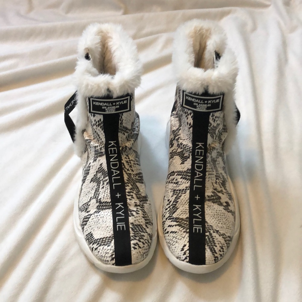 Kendall and Kylie fuzzy boots size: 9 - 9.5